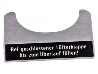 Табличка Bei geschlossener Lufterklappe bis zum Uberlauf fullen для вентилятора на танк Т-4. Германия, копия.