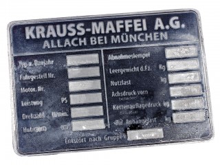 Табличка Krauss-Maffei allach bei Munchen для гусеничных и колесных бронированных машин. Германия, Копия. Состаренный вид.