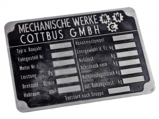 Табличка MECHANISCHE WERKE COTTBUS GMBH на автомобили Вермахт. Германия, копия (состаренный вид)