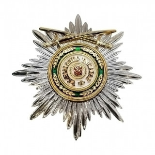 Знак (звезда) Ордена Святого Станислава 1-й степени с мечами (на верхнем луче)